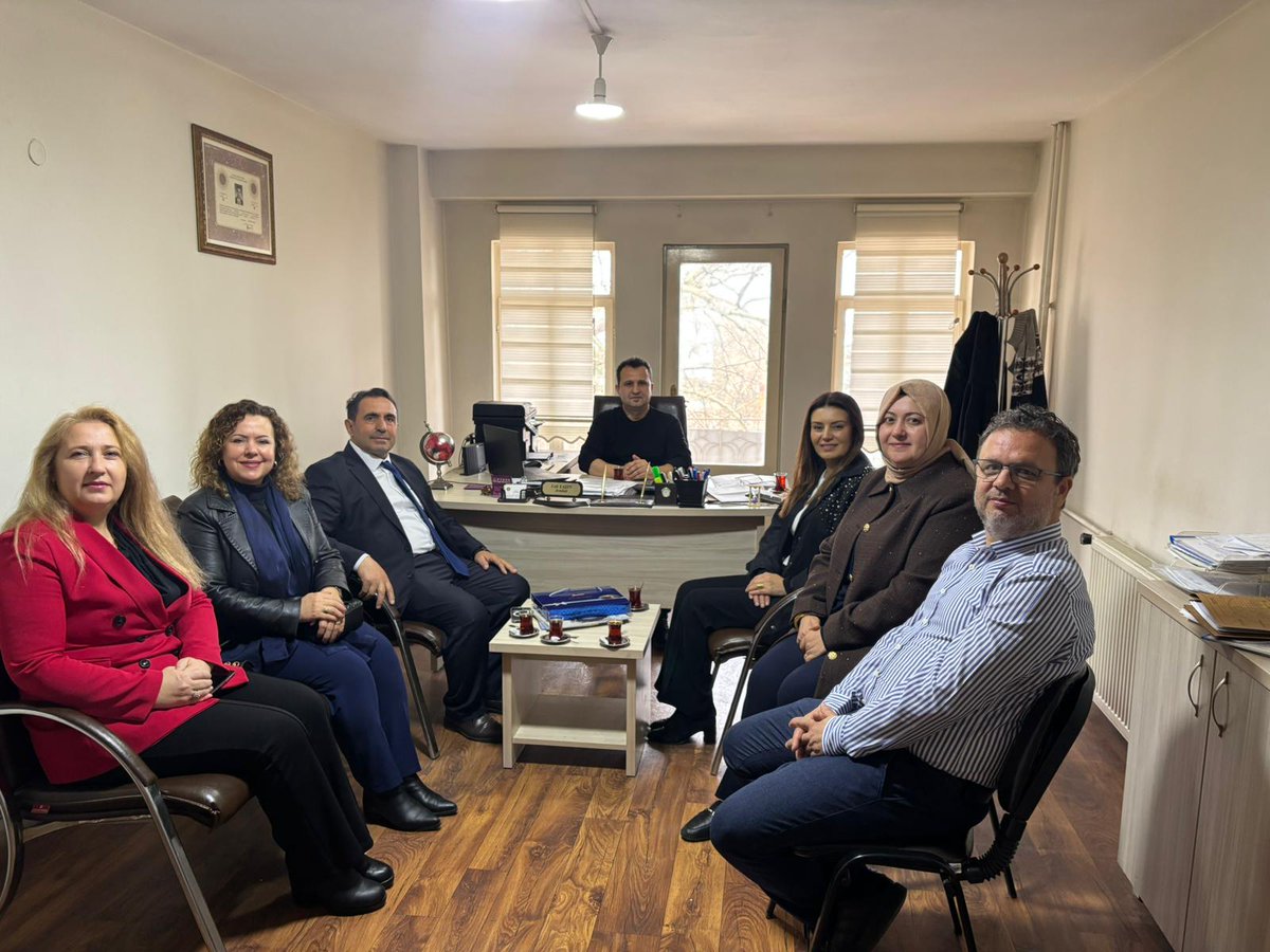 akkadintekirdag's tweet photo. 05 Nisan Avukatlar Günü münasebetiyle; İl Kadın Kolları Başkanımız Sn. Yeliz Ergin, İl Seçim İşleri Başkanımız Sn. Ömer Polat ve başkan yardımcılarımız ile birlikte Sn. Av. Veli Yaşın’ı ziyaret ederek gününü kutladılar.
Nazik kabulleri için kendilerine teşekkür ediyor, adaletin tesisinde verdikleri kıymetli emeklerin daim olmasını temenni ediyoruz.
#AvukatlarGünü
