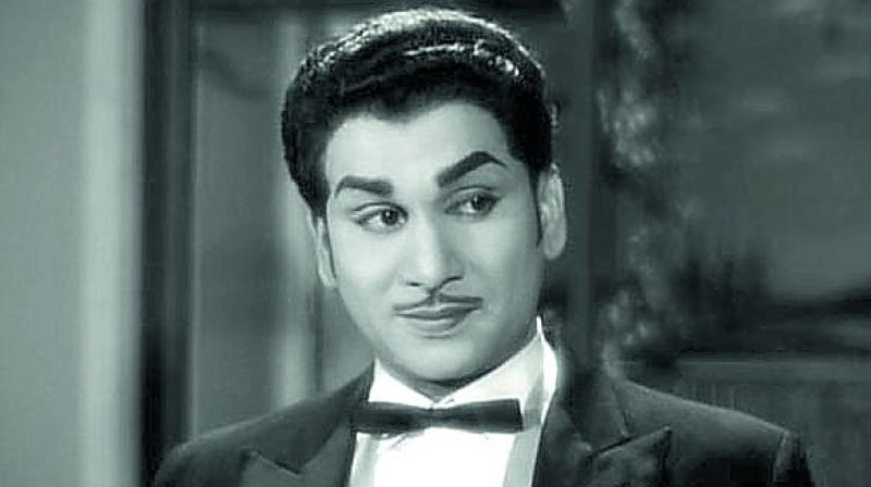 SkydreamMedia's tweet image. #UntouchableRecordsinTollywood :
తెలుగులోనే కాదు… ఇండియాలోనే హయ్యెస్ట్ 100 డేస్ సినిమాలు ఉన్న హీరో Akkineni Nageswara Rao  గారు ...డైరెక్ట్‌గా 114 సినిమాలు… షిఫ్ట్‌లతో కలిపి మొత్తం 128 సినిమాలు 🔥 #ANR #Akkineni

1) Sri Seeta Rama Jananam
2) Mugguru Maraateelu
3) Palnatiyuddam