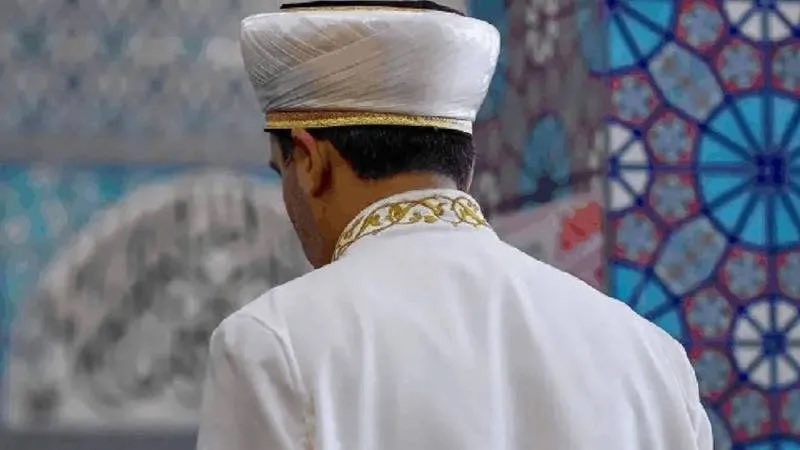 ajansoteki's tweet photo. Diyanet, dernek gelirlerinin ‘eskortlara’ harcandığını doğruladı!

Skandala adı karışan Avusturya Türk İslam Birliği personelleri görevden alınırken, Diyanet’ten “İnsanın olduğu yerde birtakım hatalar olabilir” açıklaması yapıldı. 

(Birgün - Mustafa Bildircin) https://t.co/42yJVZOmzm