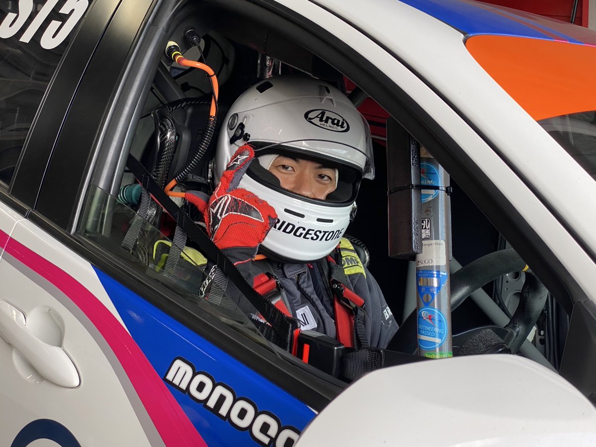 Daisuke_lvlori's tweet image. レーシングギアに回すお金の余裕まったくなかった自分、去年のレースは
・中古レーシングスーツ
・お下がりの期限ギリギリインナー
・中古ヘルメット
・中古HANS
・誕プレのシューズ&amp;amp;グローブ(神)
という装備でした。