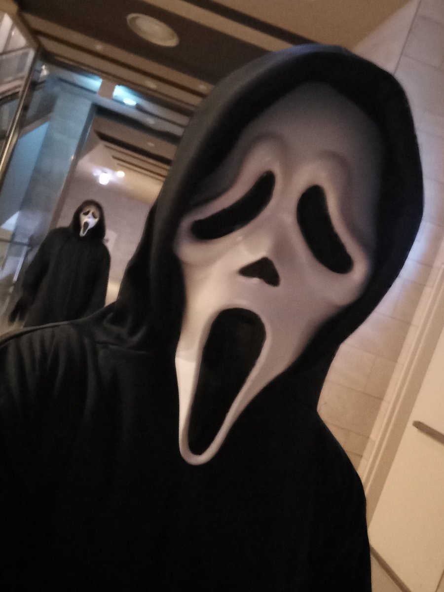GhostfaceloverO's tweet photo. 🤫

At the Lotte Cinema Gimpo Airport https://t.co/INZsT1xJo9