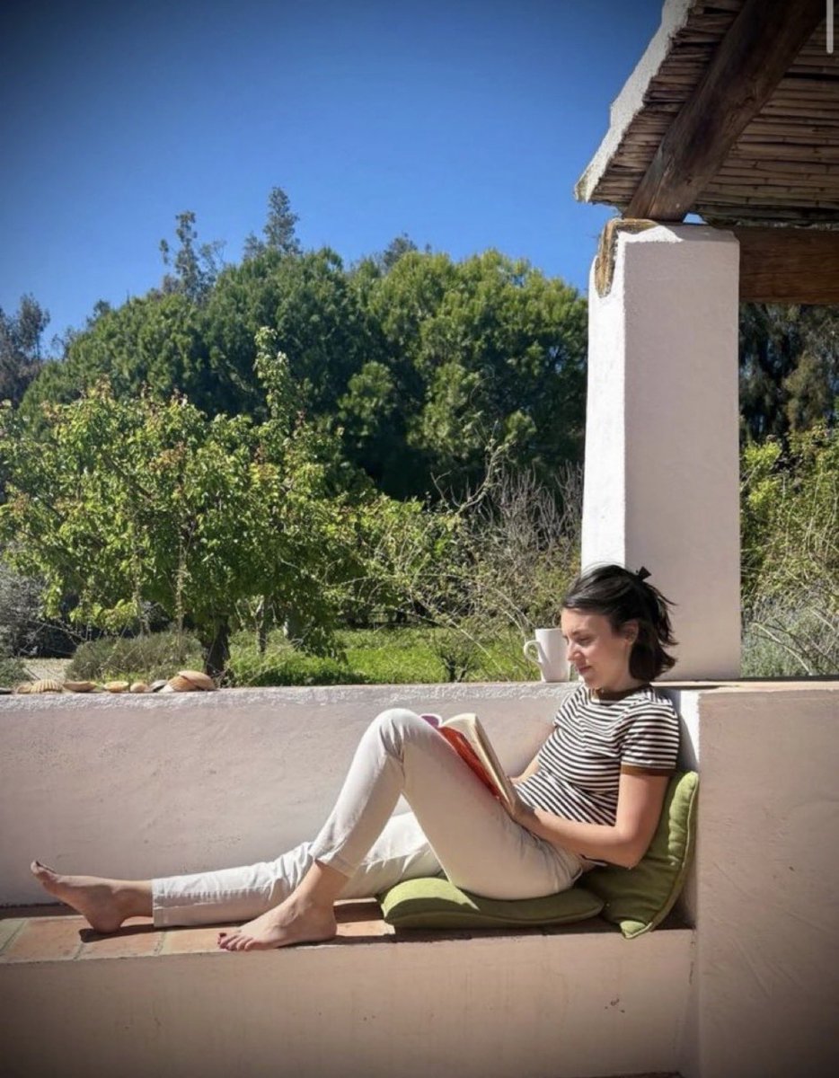 Pablito, sácame una foto en mi palacio haciendo como que leo algo, porque, la verdad, con el sol de frente no veo una mierda, y así mis súbditos piensan que todos podemos vivir con este lujo siendo comunistas.