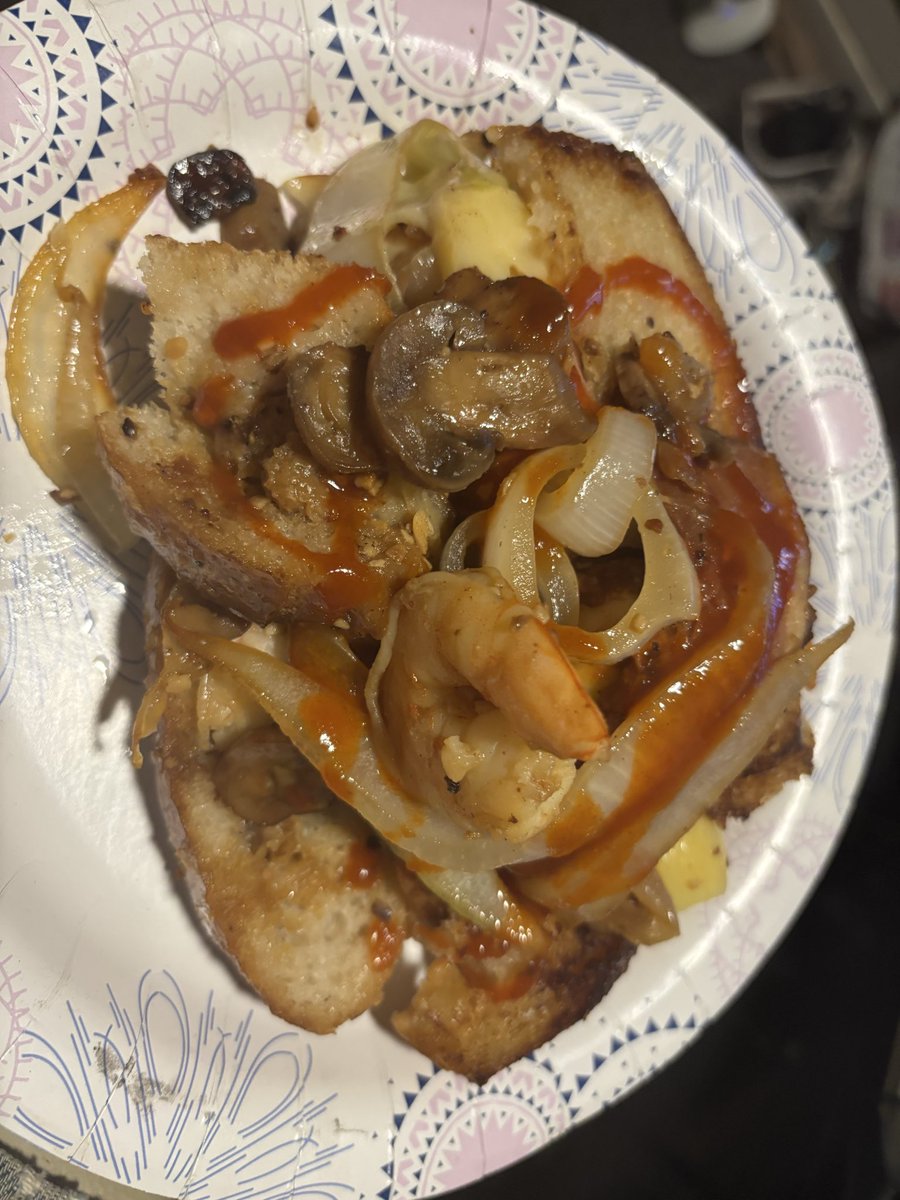 klean24053's tweet photo. Just made my dinner
I can cook that’s a fact!!
This is the most amazing grilled cheese sandwich you’ve ever seen shrimp, ham, mushrooms, onions, garlic, smoked Gouda  cheese, and Sara ha  sauce sourdough bread.
You can use a fork, but I recommend singers. The bread is toasted crunchy. Oh it’s so good. You can’t believe how good it is anyhow bon appétit