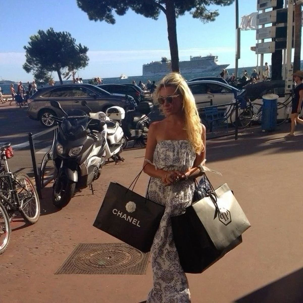 hautefreak's tweet photo. i could never be a tradwife and genuinely proud of that personally the aspirational mother i want to be was shaped by the really hot mums with their useful rich husbands that i was saw in my private catholic primary school (call me tacky idc) https://t.co/ojnCFJQOit