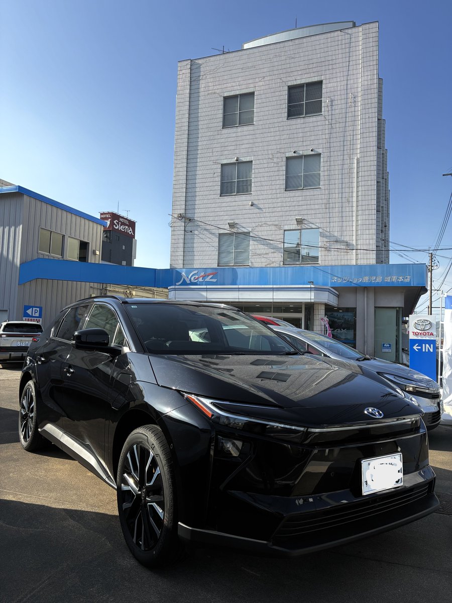 Netzkagoshima's tweet photo. どんな場所でも美しい電気自動車へ
bZ4Xはどんな環境にも映える、整然とした都市にも、SUVらしく自然豊かな環境にも映える、どこに行っても美しくあるデザイン！
大型のハンマーヘッドとLEDランプを分割して先進感とスポーティーさを演出💡
ブラック塗装アルミホイールは先進さを引き出しています🛞 https://t.co/tS9sf3rBQG