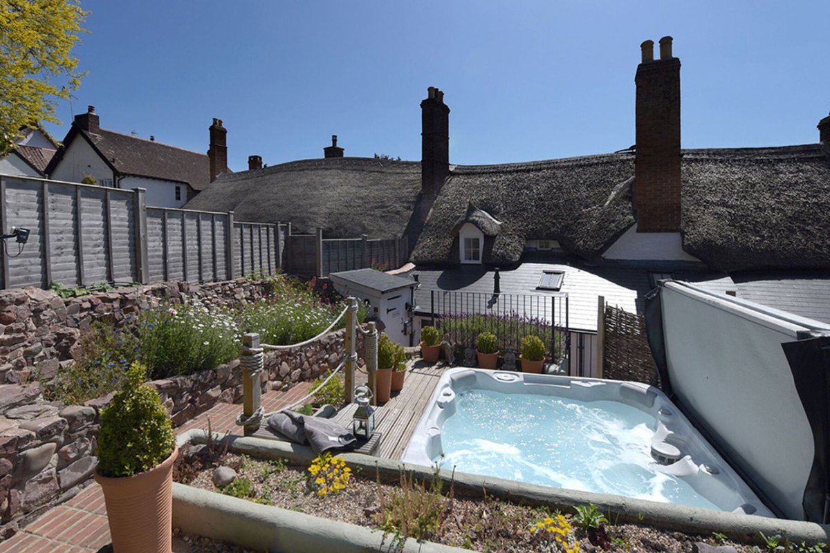 scateringcouk's tweet image. Located on the edge of Exmoor National Park and formerly a local sweet shop, this delightful 17th-century thatched cottage...

🐾 Dog friendly · 🛁 Hot tub
📍 Minehead, Somerset

selfcatering.co.uk/england/somers…

#Minehead #Somerset #DogFriendly #HotTub #HolidayCottage #SelfCatering
