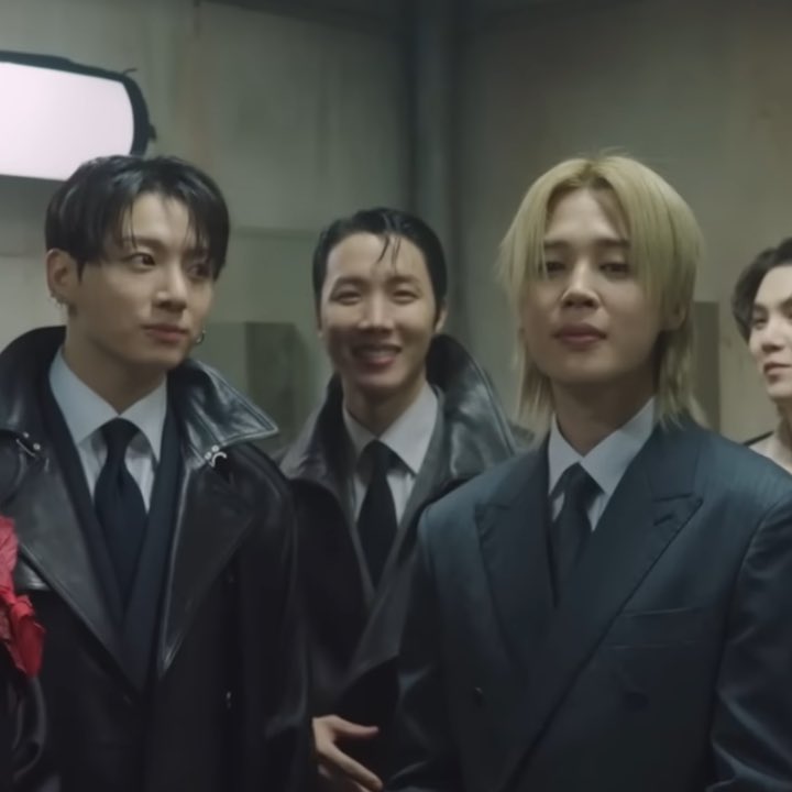 chels ⭐️ is seeing bts ♡ tweet media