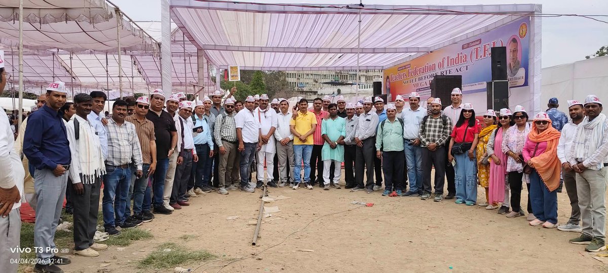 devsikarwar's tweet photo. TFI के राष्ट्रीय अध्यक्ष &amp; उ.प्र.प्रा.शि.संघ के प्रांतीय अध्यक्ष आदरणीय डॉ दिनेश चंद शर्मा जी द्वारा नई दिल्ली के रामलीला मैदान में टेट अनिवार्यता के संबंध में काले कानून का विरोध कर भरी हुंकार,इस सफल और ऐतिहासिक धरने के लिए जनपद आगरा आदरणीय अध्यक्ष जी का धन्यवाद ज्ञापित करती है। https://t.co/TZsSUWM3k4