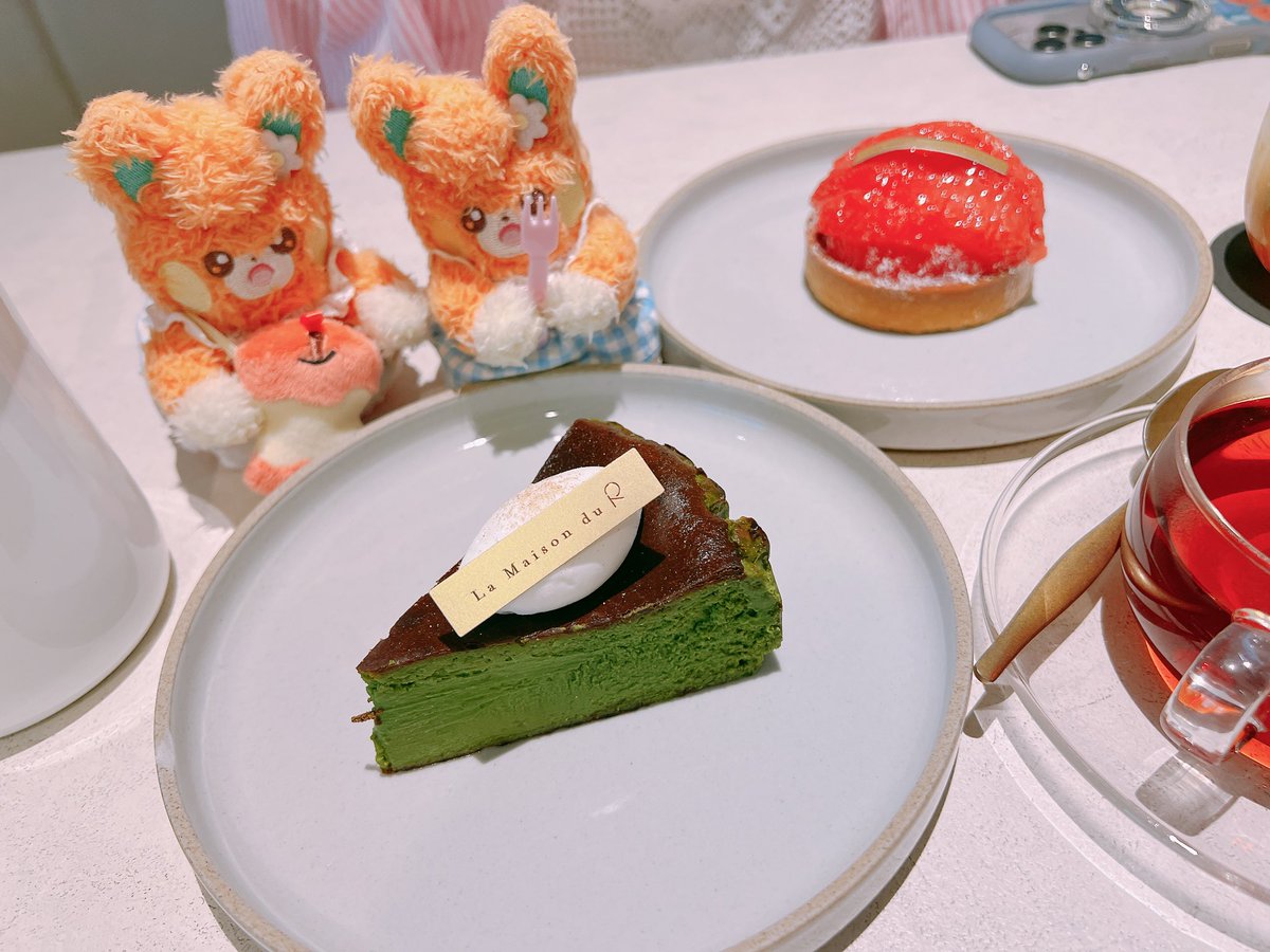 ponpamocha's tweet photo. ケーキをお友達と食べて美味しすぎてすぐ食べ終わっちゃって無いなったってショックを受けたちゃちゃもちゃ https://t.co/9qYaa9fNMZ