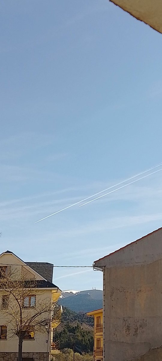 JL_CM84's tweet photo. Dos aviones sin identificador fumigando a saco.
#Chemtrail #Chemtrails #geoingenieria #GeoEngineeering https://t.co/ngRMFge16W