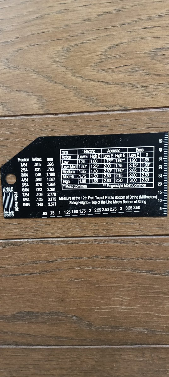 akuro456's tweet photo. 一ヶ月半ぶりに弦交換しました

ギターを弾き終わったら弦をウエスで拭いてたけどウエスで拭かなかったらと試したが徐々に弦は錆びてくんでいつ錆びたか分からなかった（自分が無知なだけだけど）
新品と見比べたら錆びてたんで、一ヶ月半はすでに錆びてました

弦高調整で定規を買ってて楽でした https://t.co/TNpl2ToqMU