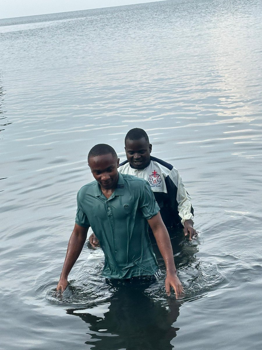 EphiRDCongo's tweet photo. Nous avons donc été ensevelis avec Lui par le baptême en Sa mort, afin que, comme Christ est ressuscité des morts, nous aussi nous marchions en nouveauté de vie. Romains 6:4
Aujourd’hui, des vies ont pris un nouveau départ en Christ.
#Baptême #NouvelleVie #Foi #JésusChrist #Pâque https://t.co/dNMxXzxqqo