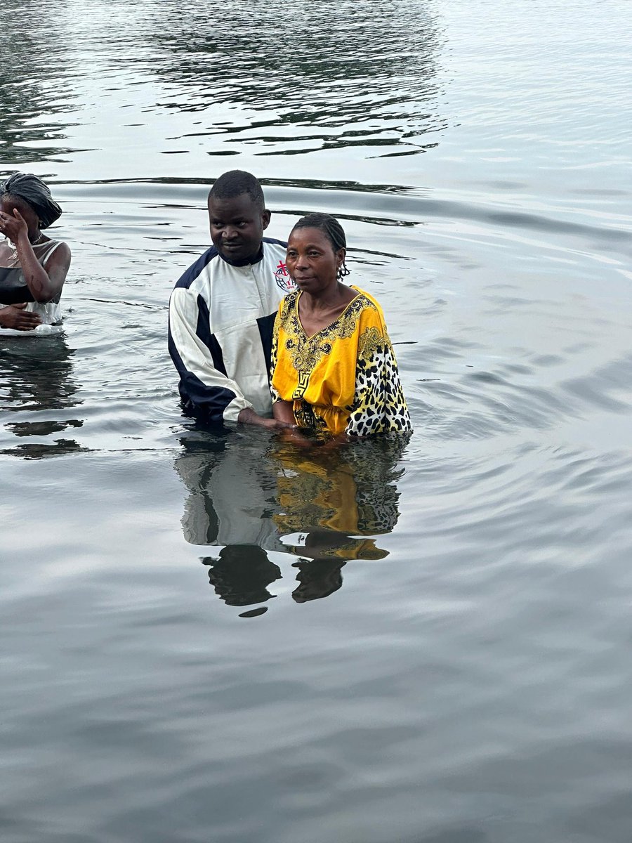EphiRDCongo's tweet photo. Nous avons donc été ensevelis avec Lui par le baptême en Sa mort, afin que, comme Christ est ressuscité des morts, nous aussi nous marchions en nouveauté de vie. Romains 6:4
Aujourd’hui, des vies ont pris un nouveau départ en Christ.
#Baptême #NouvelleVie #Foi #JésusChrist #Pâque https://t.co/dNMxXzxqqo