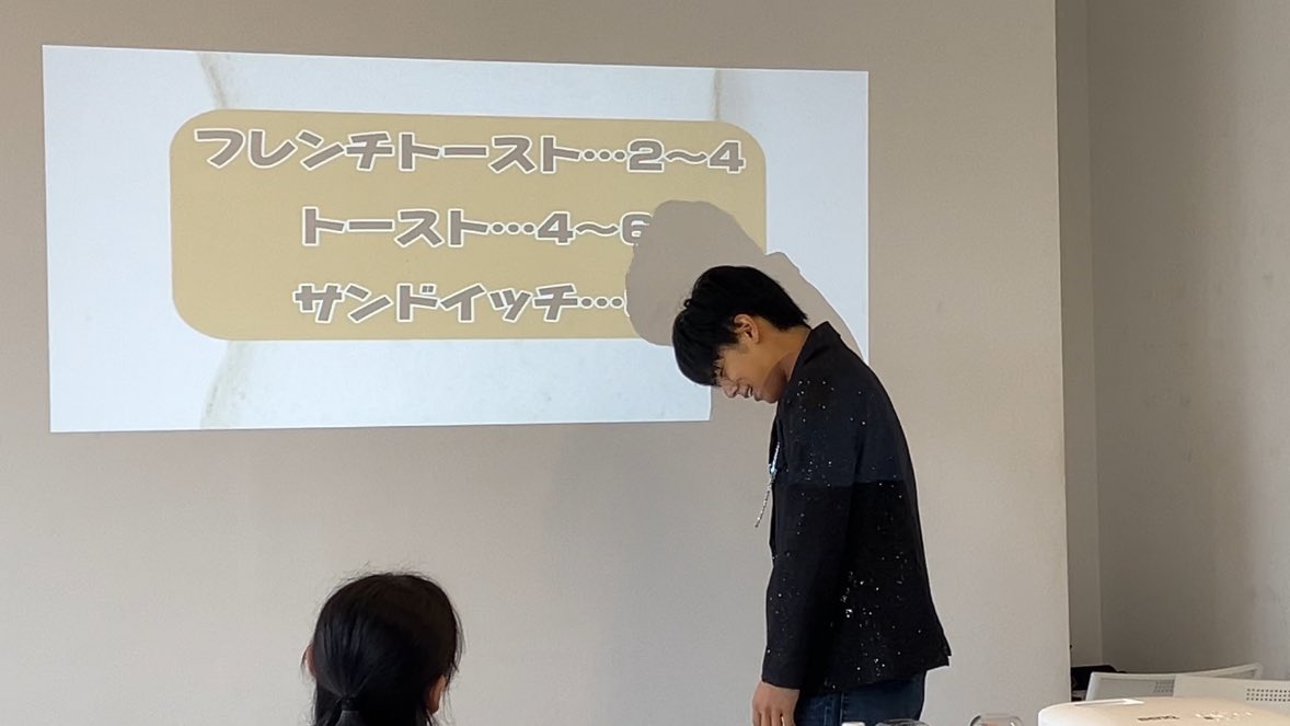 hikaru_oshiro74's tweet photo. こんなコロコロ表情変わる講師ってどんな講座！？

パンマルシェ25でのパン講座、参加してくださった皆様ありがとうございました💛

おかげさまで満席での開催でした🍞
（一席は自分が座っちゃったけど笑）

楽しそうにパンを食べてくれたり、話を聞いてくれたり、パンを通して繋がれて嬉しかったです！

また開催できるように頑張りますのでよろしくお願いします🍞

#マジプリ
#大城光