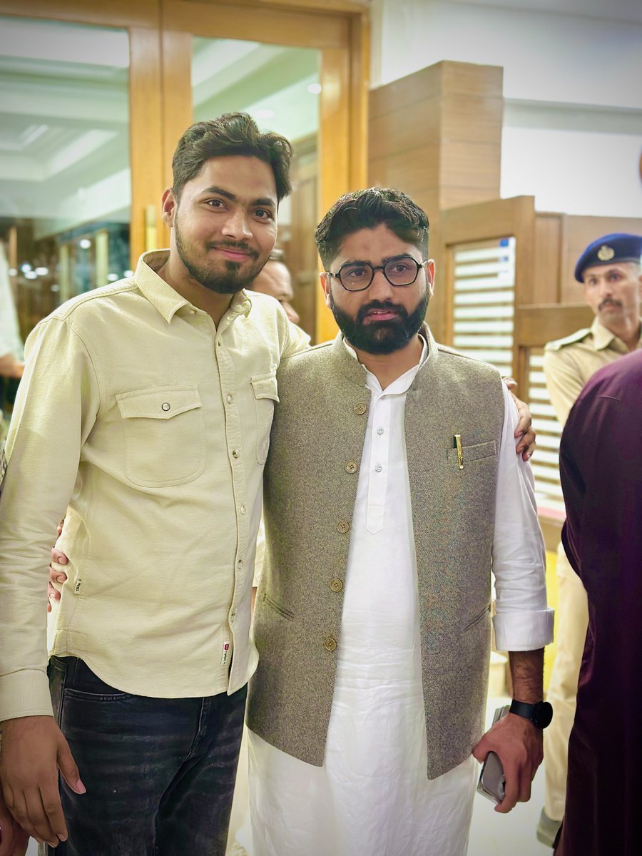 MuddAzeem's tweet photo. #ALHAMDULILLAH 
रुतबा किरदार मे होना चाहिए लाला 
अकड़ तो कुत्ते की पूँछ मे भी होती है https://t.co/ORBhK7GdPU