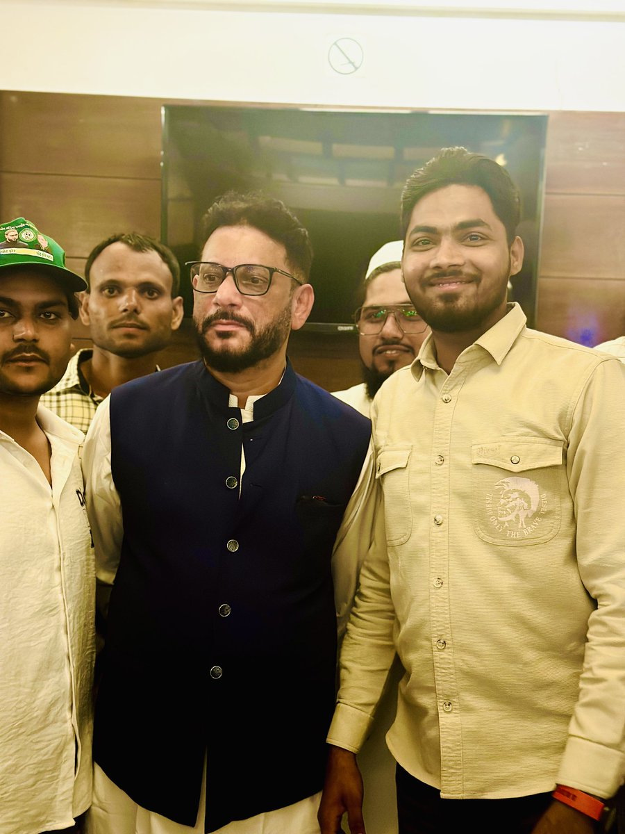 MuddAzeem's tweet photo. #ALHAMDULILLAH 
रुतबा किरदार मे होना चाहिए लाला 
अकड़ तो कुत्ते की पूँछ मे भी होती है https://t.co/ORBhK7GdPU