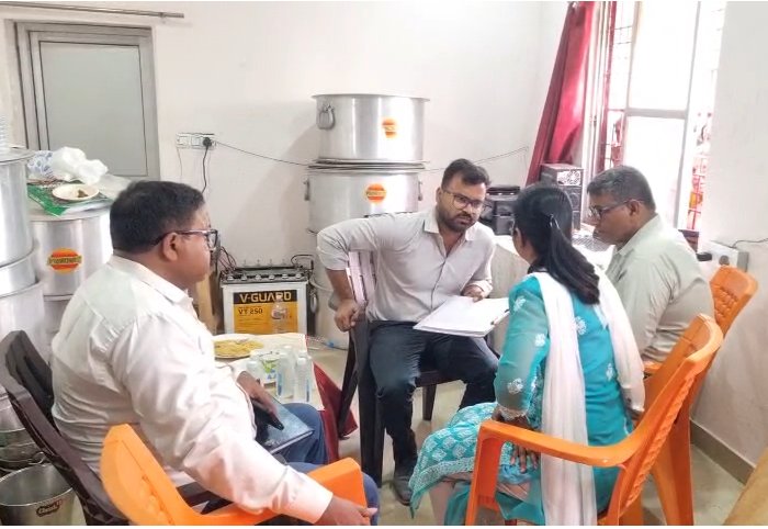 kakoritimes's tweet photo. ➡️ अमेठी में एलपीजी गैस की कालाबाजारी पर बड़ी कार्रवाई
➡️ गैस गोदाम में भारी अनियमितता उजागर
➡️ अमेठी कोतवाली क्षेत्र का मामला
➡️ प्रकाश गैस सर्विस एजेंसी पर छापा
➡️ जांच में 1266 सिलेंडरों का बड़ा अंतर मिला
➡️ ऑनलाइन रिकॉर्ड और मौके की गिनती में भारी फर्क
➡️ एजेंसी को तत्काल प्रभाव से बंद कराया गया
➡️ कालाबाजारी की आशंका पर कार्रवाई
➡️ प्रशासन और पुलिस की संयुक्त टीम की कार्रवाई
➡️ मामले की गहन जांच जारी
➡️ दोषियों पर सख्त कार्रवाई की तैयारी
➡️ आम उपभोक्ताओं के हित में कदम
⚠️ गैस वितरण में गड़बड़ी पर जीरो टॉलरेंस
#Amethi #GasRaid #UPNews #Breaking
@amethipolice @DmAmethi @Uppolice