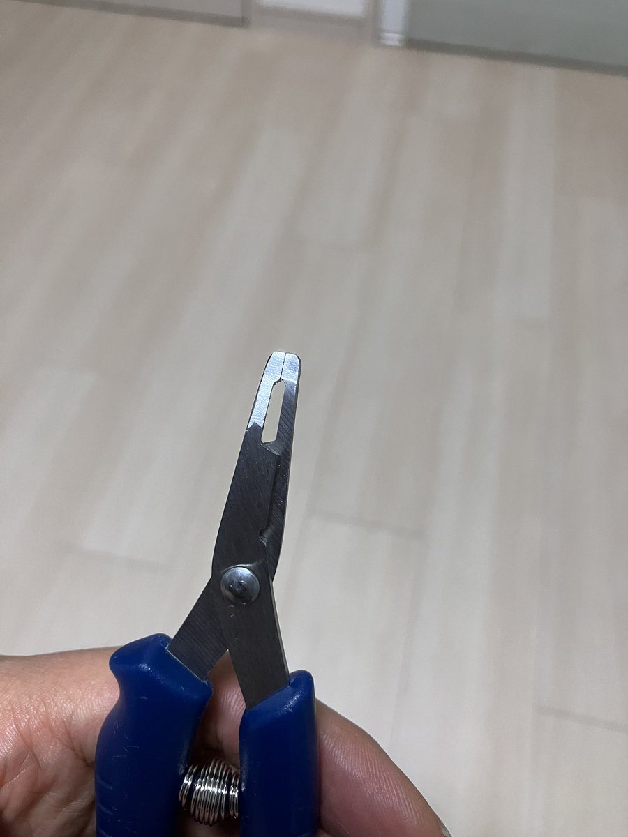 Green_Redbird's tweet photo. 電気製品の分解用にフレキを外す安い工具がないか探索。ダイソーで発見！
把持部を平らにし、噛み合わせをヤスリで整えてみました。

メッチャ使い易くなりました！
ピンセットだと力が掛からないんだよねー
#リサイクル #リメイク #fpc https://t.co/LstYyDmYxS