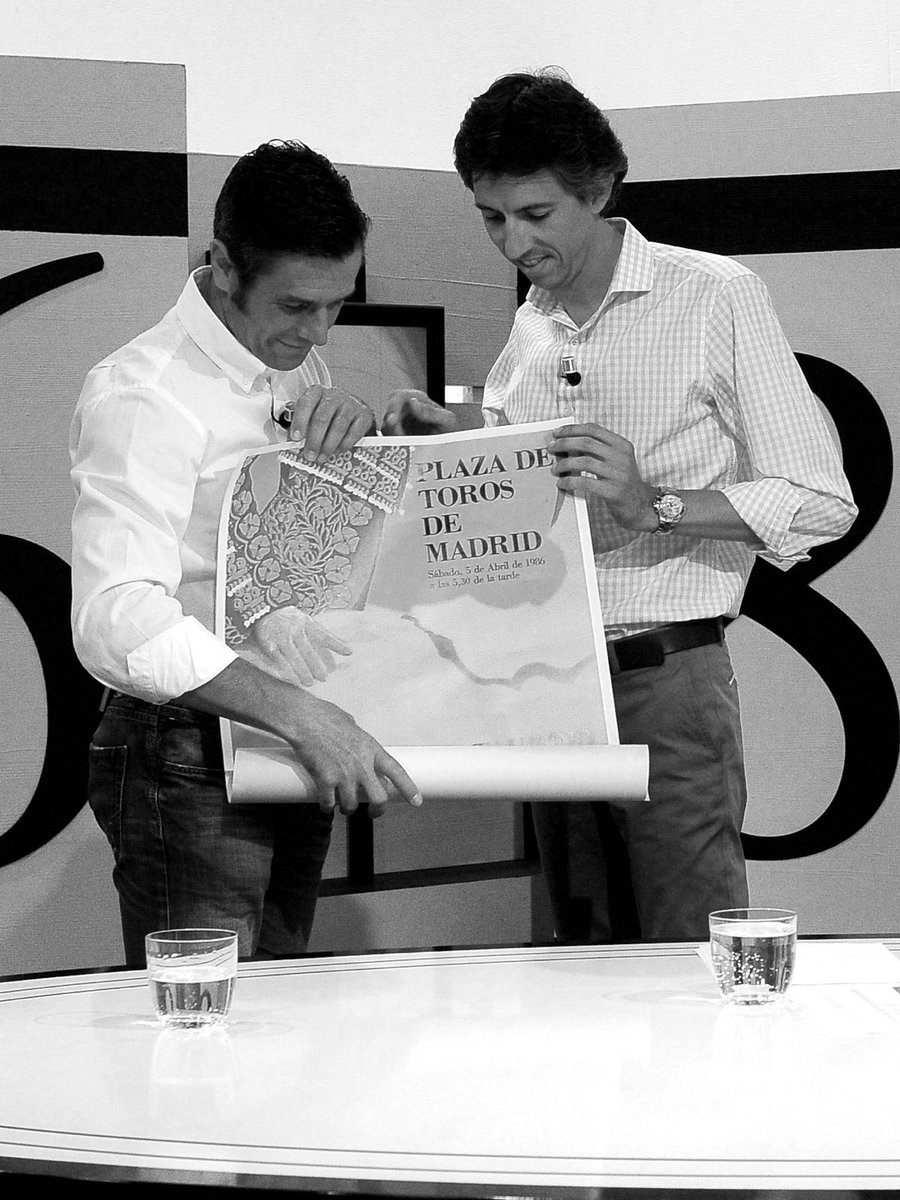 Maxi_Perez_'s tweet photo. Cuando Joselito estuvo en #68Pasos recordamos el festival del Nevado del Ruiz. Hoy se cumplen 40 años de aquella inolvidable tarde en la que salió lanzado con un novillo de Carlos Núñez, al lado de Antoñete y El Cordobés.

📸Alfredo Arévalo https://t.co/aX82YbY7Os