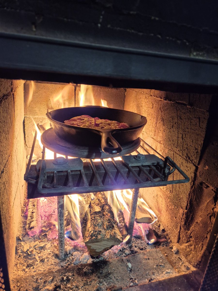 HakliJaakko's tweet photo. Isosta taikinasta sai väännettyä pizzat vielä.
#juuri #Harald #juurileivonta https://t.co/Nv5wDCA9tc