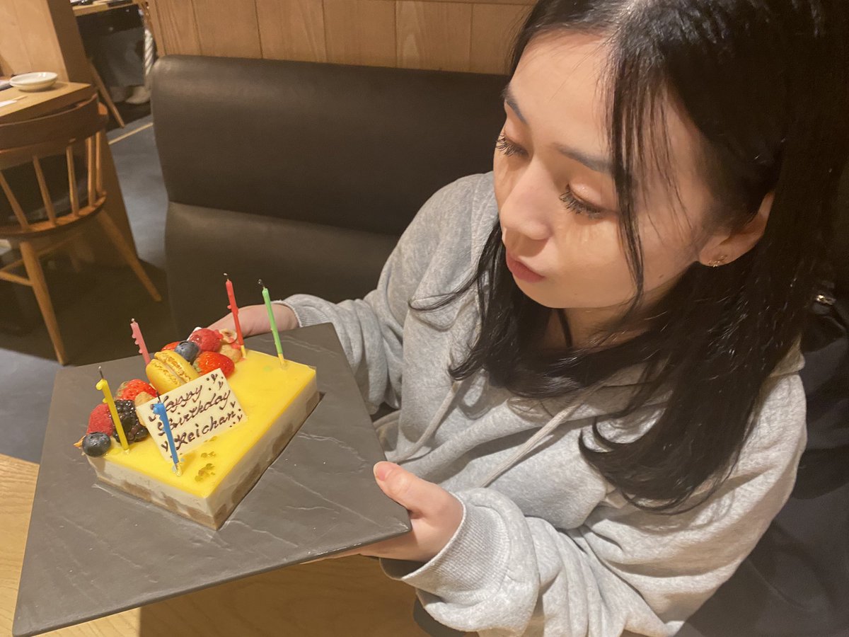 yukalyric's tweet photo. 二度見するりえちゃん😂😂😂

🙇‍♀️🙇‍♀️🙇‍♀️🙇‍♀️🙇‍♀️😭😭😭😭😂😂😭
今週日曜日、
配信が決定致しました😂
（TikTokコラボレーション配信です。）
4月12日（日）20時からです。
ごめんなさい！しか言えない！😂
（ケーキ）
宜しくお願い致します😂✨🙇‍♀️ https://t.co/PuFwzGgbVA