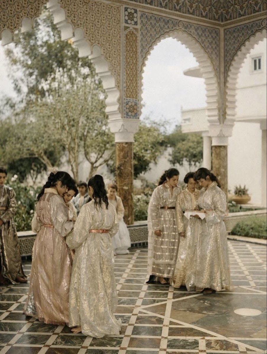 AmgharAtlas's tweet photo. 1959 🇲🇦  Photos de l’institution éducative « L’avenir de la jeune fille marocaine », sous la direction de Mina Benkirane. Clichés : Bernard Rouget.
Compte source : antiquite_objet_rare

Une élégance sans vulgarité : tout est dans le raffinement.

La marocanité fait le Maroc. https://t.co/5bY58jDkBZ