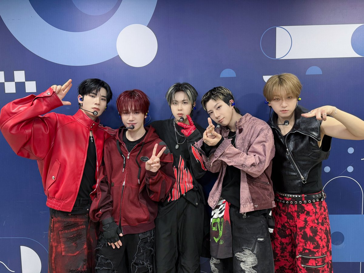 DGNT_Official's tweet image. [📷] SBS &amp;lt;인기가요&amp;gt; 완료🩶

오늘 티어의 큰 응원법에 감동 받은 디그니티🥹❤️
티어 최고야🫶🏻

#DIGNITY #디그니티 
#SLIPSHOT #POINT_BLANK