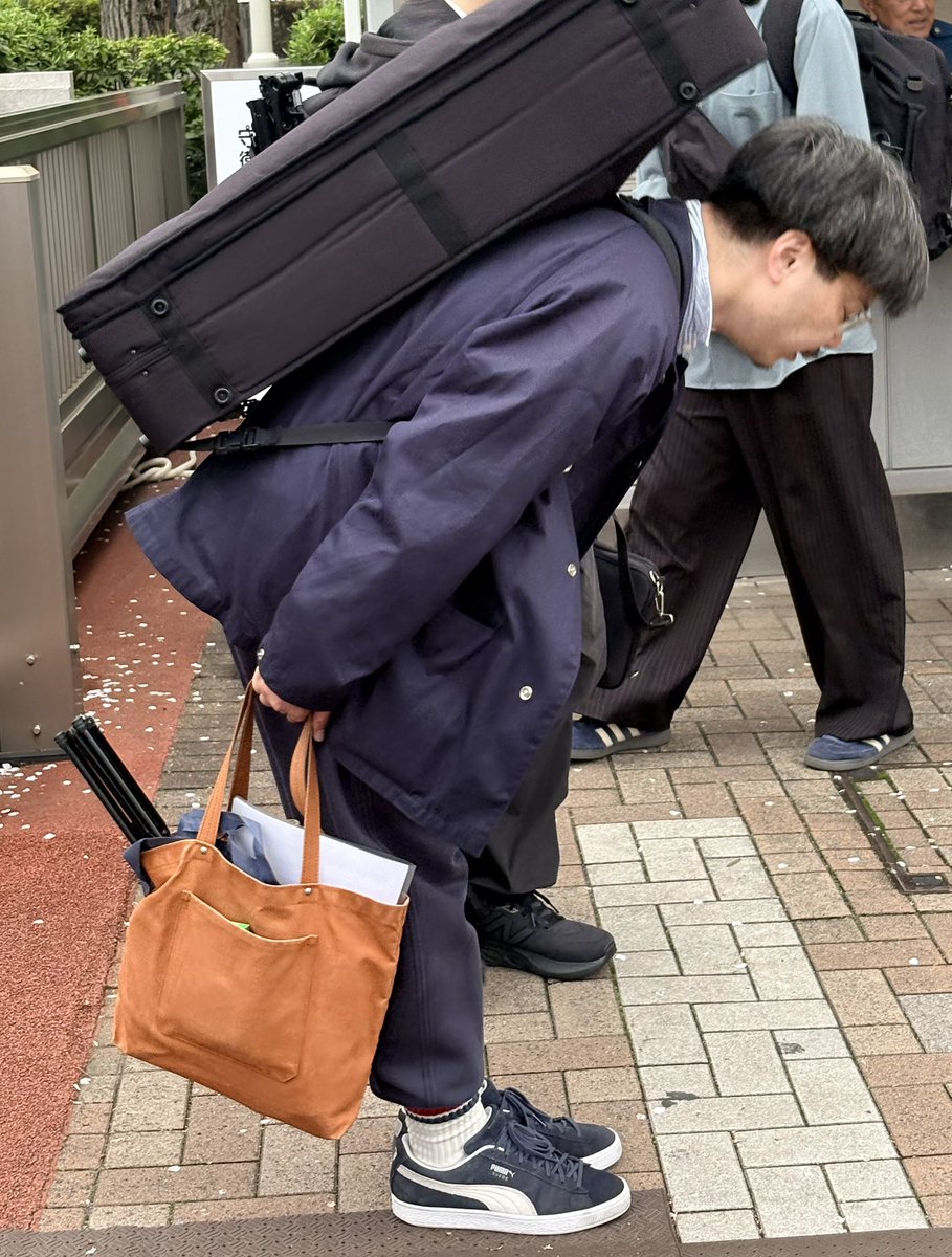 obocchamazu's tweet photo. 午後は久しぶりに母校の世田谷学園で練習

久しぶりに、吹奏楽部の顧問をされている先輩とも再会し、変わらない空気と音に、なんだかぐっとくる時間でした。

場所が変わっても、やることは同じ。
母校でもしっかりリズム練。

そしてこれからクワイヤーの練習です！
クタクタだよ！ https://t.co/Tn9BO48SvU