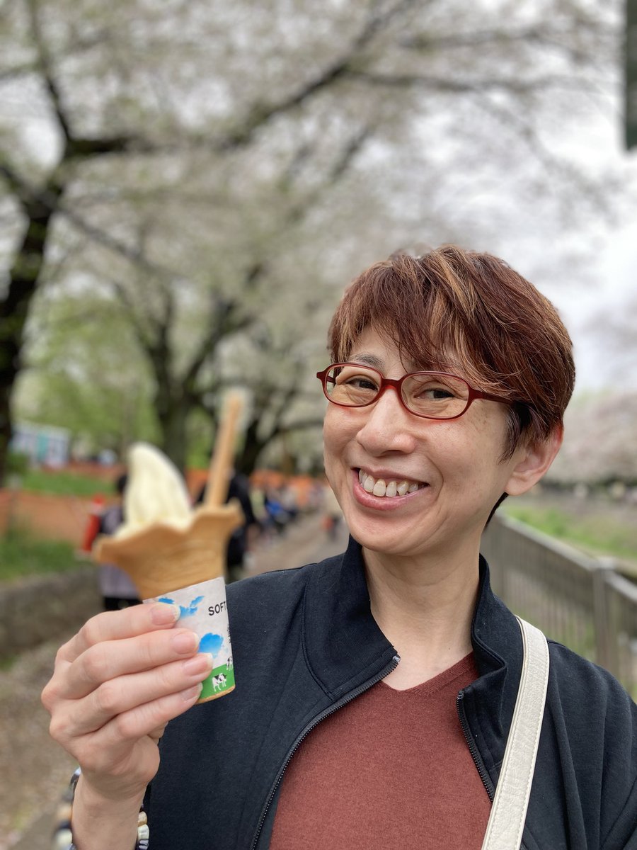 お花見🌸そして大好物ソフトクリーム🍦嬉しそうです🤣