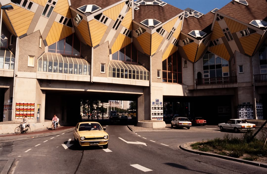 Rotterdamvntoen's tweet photo. Een auto rijdt onder de Kubuswoningen door, 21 september 1989. De fotograaf is Aad Boer en de foto komt uit het @stadsarchief010 https://t.co/CIXNonLMdM