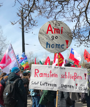 aktionfsa's tweet photo. Berliner Ostermarsch
Ostermarsch in Berlin
https://t.co/onEOY2zeQQ
Wir meiden X=Twitter, A-FsA auch auf https://t.co/G2eMIkcHoD
#Ostermarsch #Berlin #SagNein #Völkerrecht #Demo #SchuleohneMilitär #Atomwaffen #Petrow #Militär #Bundeswehr #Aufrüstung #Waff #Drohnen #Frieden #Krieg https://t.co/BpdOWxYagl