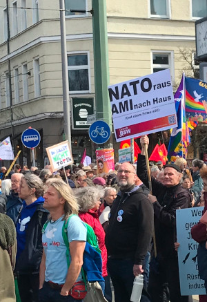 aktionfsa's tweet photo. Berliner Ostermarsch
Ostermarsch in Berlin
https://t.co/onEOY2zeQQ
Wir meiden X=Twitter, A-FsA auch auf https://t.co/G2eMIkcHoD
#Ostermarsch #Berlin #SagNein #Völkerrecht #Demo #SchuleohneMilitär #Atomwaffen #Petrow #Militär #Bundeswehr #Aufrüstung #Waff #Drohnen #Frieden #Krieg https://t.co/BpdOWxYagl