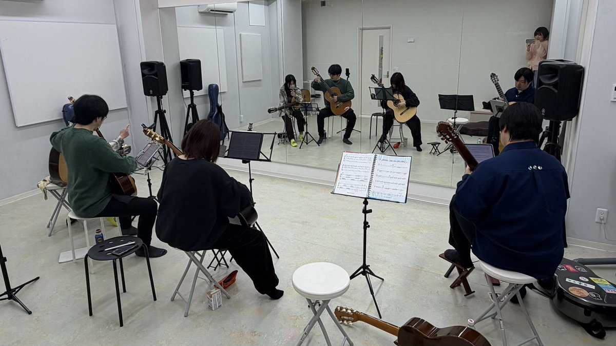ksd_mandolin's tweet photo. 5月17日（日）の名曲コンサートでは、ギターアンサンブルも演奏予定です♩
クラシックやポピュラー名曲まで幅広くお届けします、ぜひご来場ください〜🪿✨ https://t.co/CyCB63RU1m