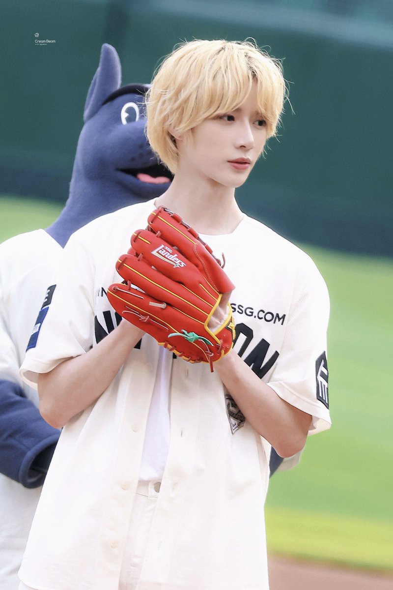 junu__bg0304's tweet photo. テヒョンの始球式を見て、2年前のボムギュさんの始球式ビジュに思いを馳せてる
この顔有り得ないよ、改めて（褒めてます） https://t.co/wjzKJIMgoi