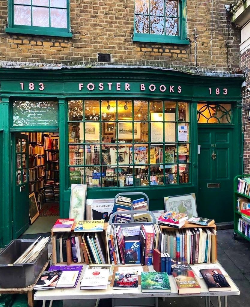 «Los libros son cosas preciosas, pero más que eso, son el hilo del que todo pende, y pueden salvarnos cuando todo lo demás se ha perdido».

Louis L'Amour ✍️