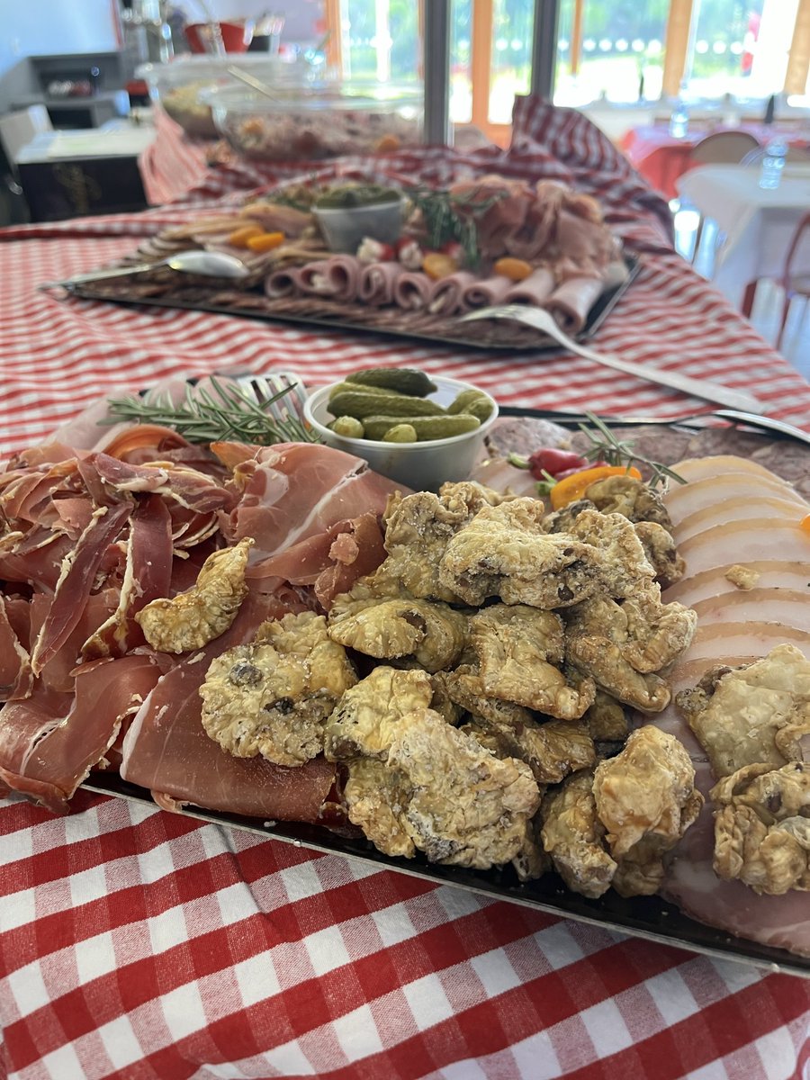 FCLyonOfficiel's tweet photo. la 2e journée du #TopGones s’ouvre de belle manière
#FCLyon #machon #tradition
Quoi de plus Lyonnais ? https://t.co/fiupQeXCSn