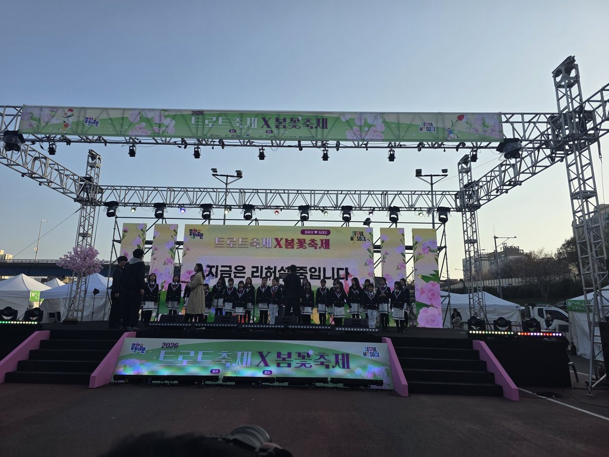 Sam5Oll80's tweet photo. 요기 모해요? https://t.co/moPV9w1wsz