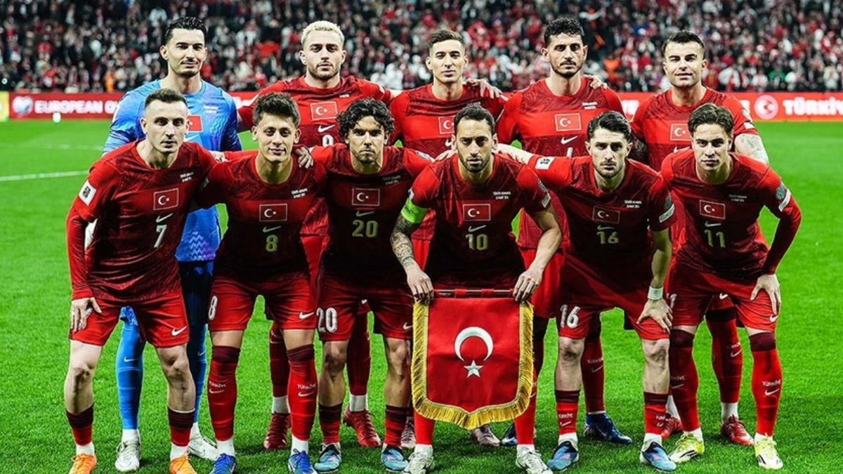 Tarkan:
"Milli Takım Marşımız çok güzel ama yakında güzel bir sürprizim olabilir."