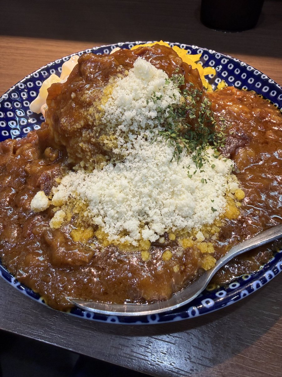 KoutantT's tweet photo. Noodle&amp;Spice curry 今日の1番@川口

週末ご褒美13

肉ワンタン入醤油ソバ
牛バラ肉のカレーWチーズTP
お心遣い🙏

醤油ソバの旨さはもちろん、高級中華かっていうくらいの旨さの肉ワンタン☁️
カレーは食べる箇所によってバラ肉、Wチーズが絡み合っていつまでも飽きない✨
今日もご馳走様でした😋 https://t.co/8nb8ROnCpT
