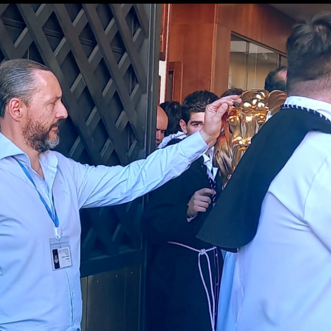 Angel_Molinero's tweet photo. Momentos previos a la salida procesional del Santísimo Cristo de la Buena Muerte y Ánimas, protector de La Legión 🐐🇪🇦 Muy emotivo instante de recogimiento y emoción máxima ante el Trono. Jueves Santo en Málaga. #LaLegión #SemanaSanta #Malaga #JuevesSanto https://t.co/chzs25yhNc