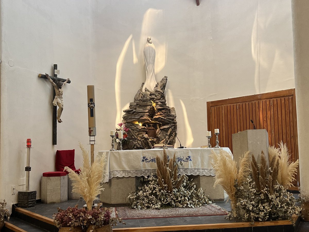 Y 2.000 años más tarde, volvemos a celebrar el principio de todo: La Resurrección de Cristo y su triunfo sobre la muerte.
En una pequeña capilla. A los pies del manto blanco e infinito de la Virgen de las Nieves, qué poco de necesita.