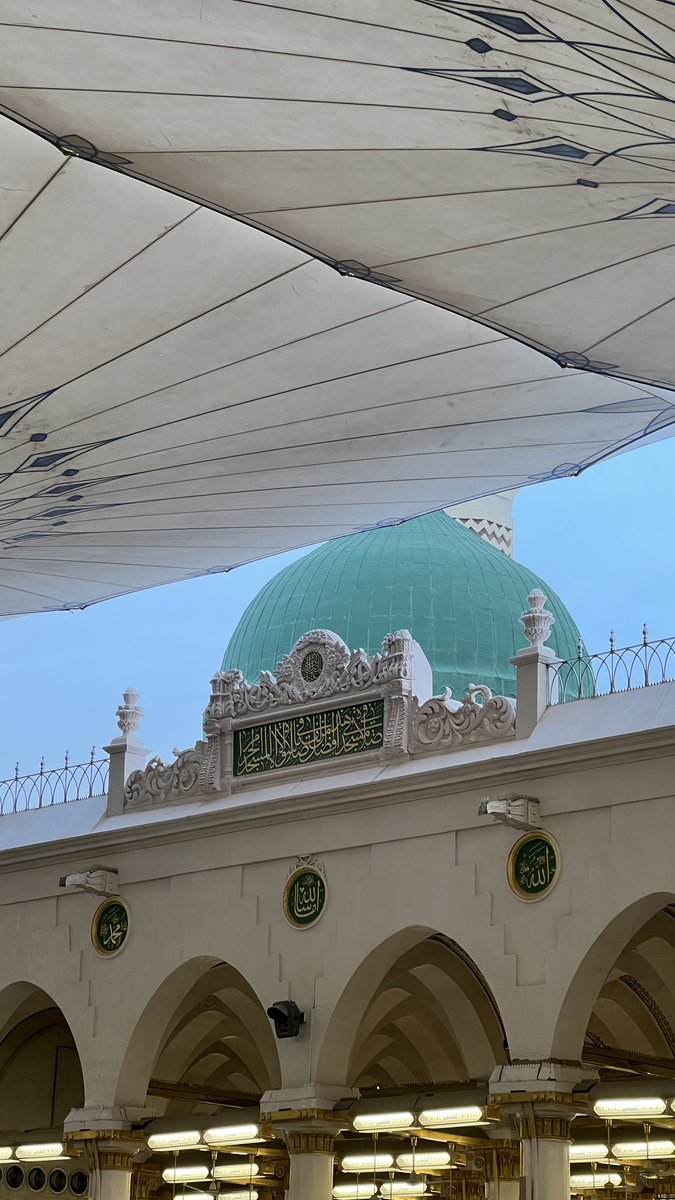 mulan107's tweet photo. هل عرفت مُحمدًا وعليًّا وفاطمة والحسن والحُسين كُنهَ معرفتهم؟💫

عن المفضل بن عمر قال: 
دخلتُ على الصادقﷺ ذات يومٍ فقال لي يا مُفضَّل هل عرفت مُحمدًاﷺ وعليًّا وفاطمة والحسن والحُسينﷺ كُنهَ معرفتهم؟
قلت: ياسيّدي وما كُنه معرفتهم؟
قالﷺ: يا مُفضَّل تعلم أنهم في طَرَفٍ عن الخلائق بجنبِ الروضةِ الخَضِرَة فمن عرفهم كُنهَ معرفتهم كان مؤمنًا في السنامِ الأعلى. 
قلت: عرّفني ذلك يا سيّدي 

قال: يا مُفضَّل تعلم أنهم علموا ما خلق الله عز وجل وذَرَأه وأنهم كلمة التقوى وخُزناءُ السماوات 🌅🌃والأرضين والجبال والرِّمال والبحار وعرفوا كم في السماءِ نَجمٌ ومَلَكٌ⭐️
و وزن الجبال وكيل ماءِ البحار 
وأنهارها وعُيونها⛰️🌊 
وما تسقُط من ورقةٍ إلا علموها 🍃ولا حبةٍ في ظُلماتِ الأرضِ ولا رطبٍ ولا يابس إلا في كتابٍ مُبين، وهو في علمهم وقد علموا ذلك.

فقلتُ: ياسيّدي قد عَلِمتُ ذلك وأقررتُ به وآمنت.
قالﷺ: نَعَم يا مُفضَّل نعم يا مُكرَم نعم يا محبور نعم يا طيّب طِبتَ وطابت لك الجنَّة ولكل مؤمنٍ بها.