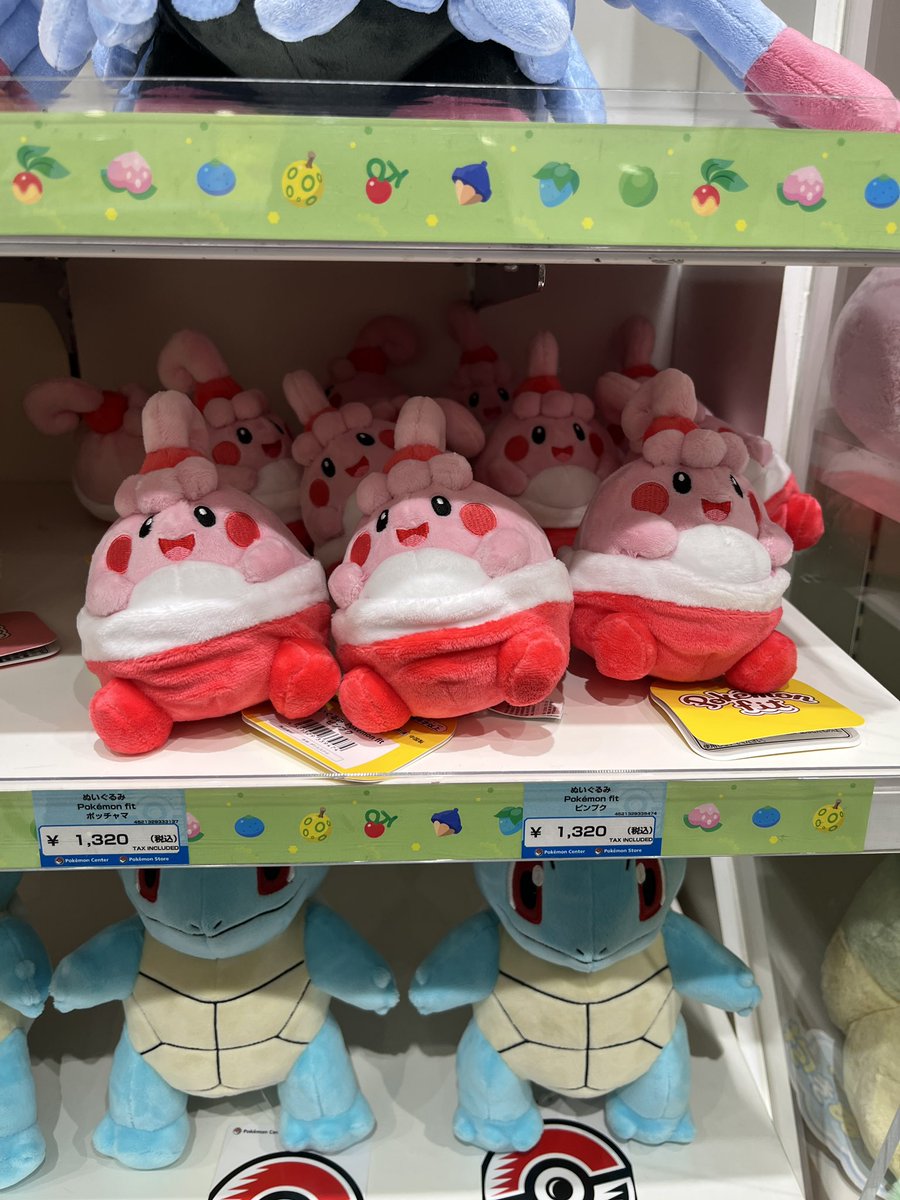 0meme_0440's tweet photo. ポコあのところにピンプクちゃん！！！
ポケセン日本橋の、ここにピンプクちゃんを置こうと案を出して、決めてくださった方、本当に本当にありがとうございます…！！！😭🙇‍♀️
少しでもピンプクちゃんファンが増えますように🙏
#ポケモンセンター
#ポケモンセンタートウキョーDX 
 #ピンプク 
#Happiny https://t.co/j2BL4HBiQ0