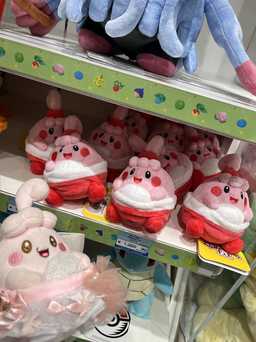 0meme_0440's tweet photo. ポコあのところにピンプクちゃん！！！
ポケセン日本橋の、ここにピンプクちゃんを置こうと案を出して、決めてくださった方、本当に本当にありがとうございます…！！！😭🙇‍♀️
少しでもピンプクちゃんファンが増えますように🙏
#ポケモンセンター
#ポケモンセンタートウキョーDX 
 #ピンプク 
#Happiny https://t.co/j2BL4HBiQ0