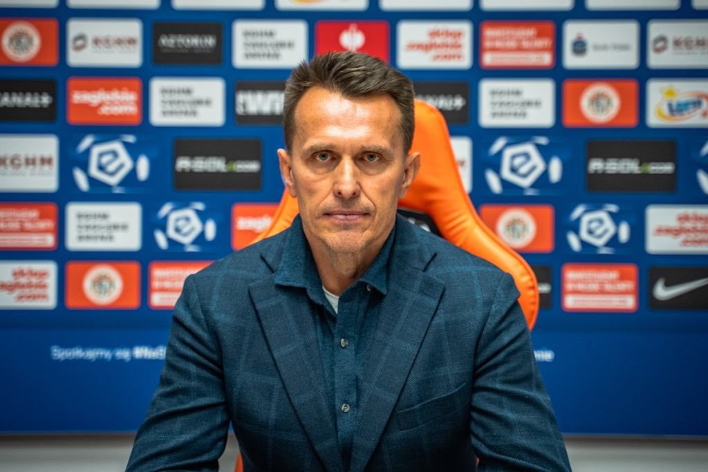 To jedna z najbardziej wartościowych rozmów jakie miałem szansę przeprowadzić.

W Wielki Czwartek z <a href="/davidszymczak/">Dawid Szymczak</a> wybraliśmy się do Lubina, żeby spotkać się z trenerem Leszkiem Ojrzyńskim.

Piłka nożna jest tu tylko pretekstem i tłem do rozmowy o sprawach poważniejszych - Panu