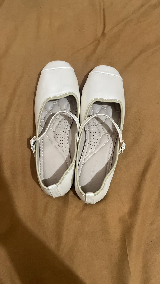 thisdumpass's tweet photo. Green Love Flatshoes Cream 
• 
Size 37 (1) Insole 23 cm
Size 38 (1) Insole 23,5 cm 
Size 39 (1) Insole 24 cm
• 
💸60k https://t.co/WOSQeP44zO