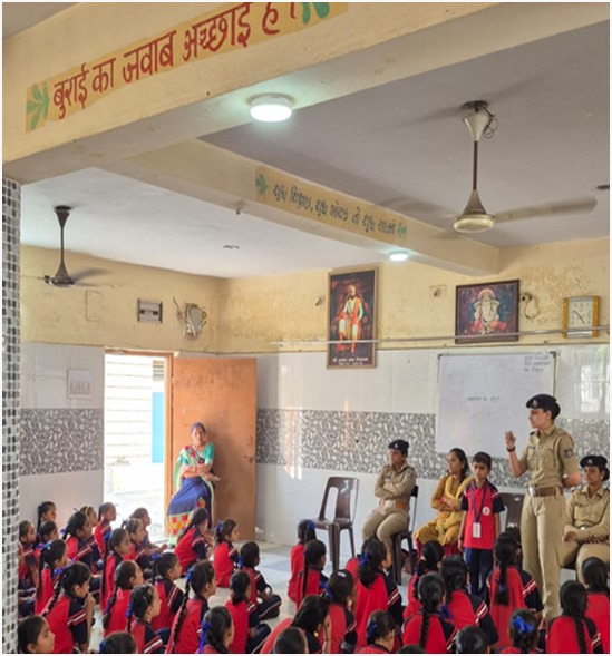 SP_GirSomnath's tweet photo. નાલંદા જ્ઞાન વિધાલય, વેરાવળ ખાતે "ગુડ ટચ બેડ ટચ "કાર્યક્રમ યોજી બાળકોને ભયમુક્ત તથા જાગૃત બનાવવા તરફ પ્રેરતી ગીર સોમનાથ પોલીસ.
@CMOGuj 
@Bhupendrapbjp 
@sanghaviharsh 
@GujaratPolice 
@dgpgujarat 
@DIG_JND_Range 
@JEDY_IPS 
#gujaratpolice
#girsomnathpolice https://t.co/xzXz8toFuE