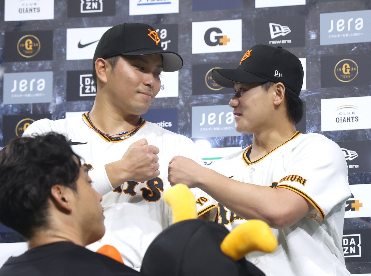 sanspo_giants's tweet photo. 【#本日のベストショット📸】

#大城卓三 選手が劇的な逆転3ランを放ち、#井上温大 投手に225日ぶりの白星が。2人でお立ち台に上がり、見つめあってのグータッチ（撮影・萩原悠久人） 

 #巨人 #ジャイアンツ #giants #サンスポ https://t.co/ibIYxZBO7c