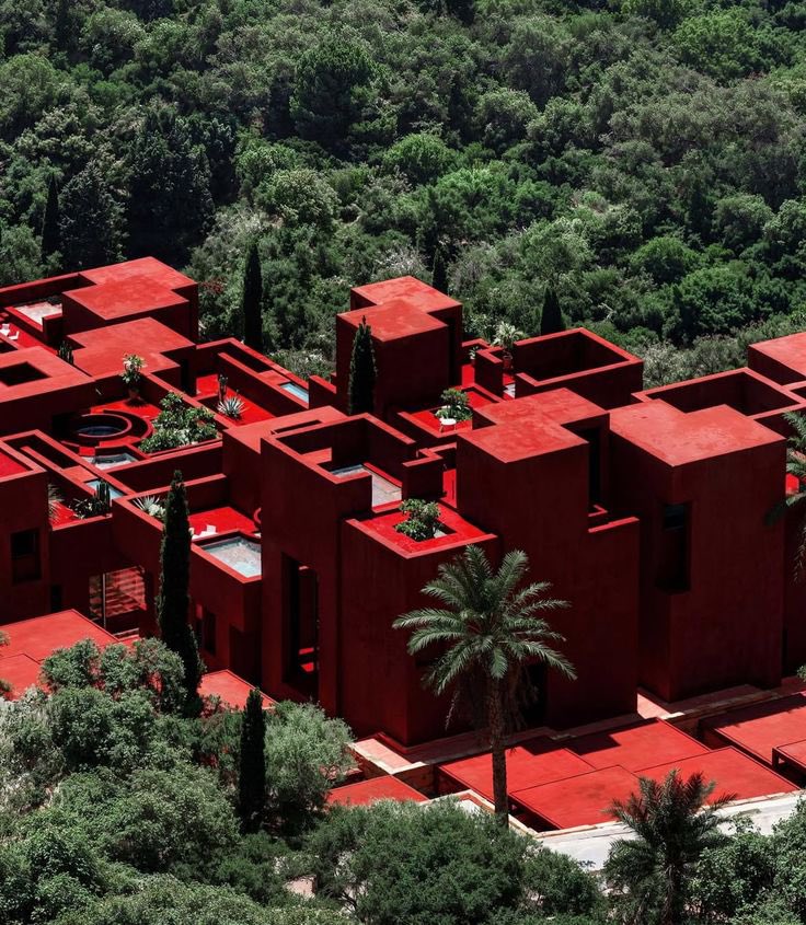 La Muralla Roja, Spain