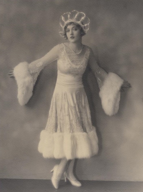 wikivictorian's tweet photo. American actress Marion Davies. Photographed by Ruth Harriet Louise, 1927. https://t.co/Vb9c7DpvKZ